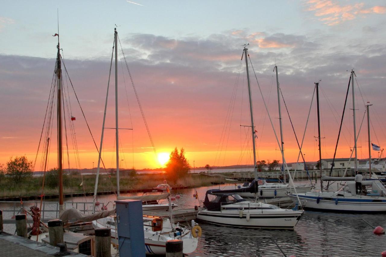 Strandnah Mit Terrasse, Gratis Nutzung Vom Ahoi Erlebnisbad Und Sauna In Sellin - Strandhaus Moenchgut Fewo06 Lobbe Bagian luar foto
